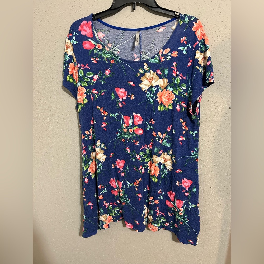 Vibrant Floral Short Sleeve Top. Size XL.